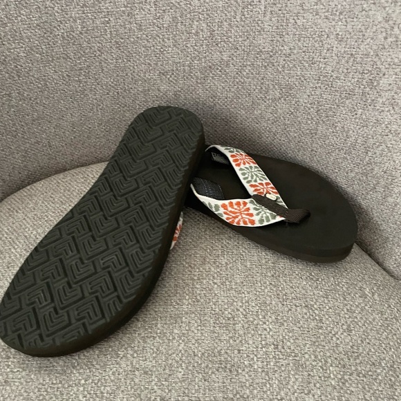 TEVA- Mush II flip flops- NWOT - Picture 2 of 4